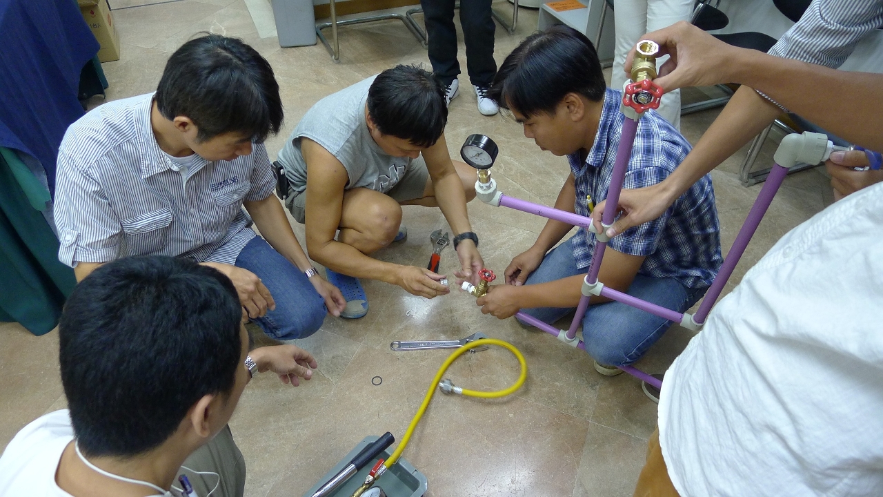 學員分組進行管道壓力測試