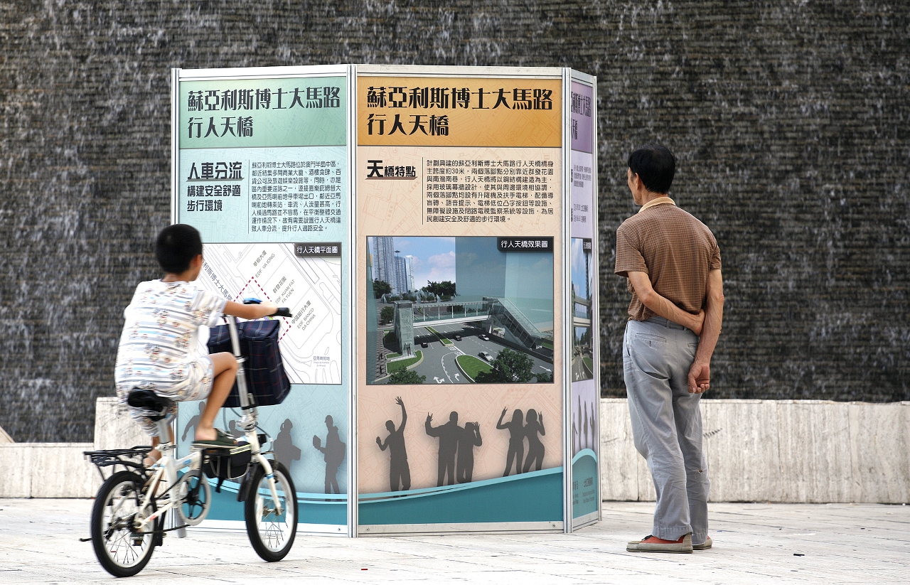 政府現正於南灣友誼廣場設置展板介紹計劃中的蘇亞利斯博士大馬路行人天橋建造工程