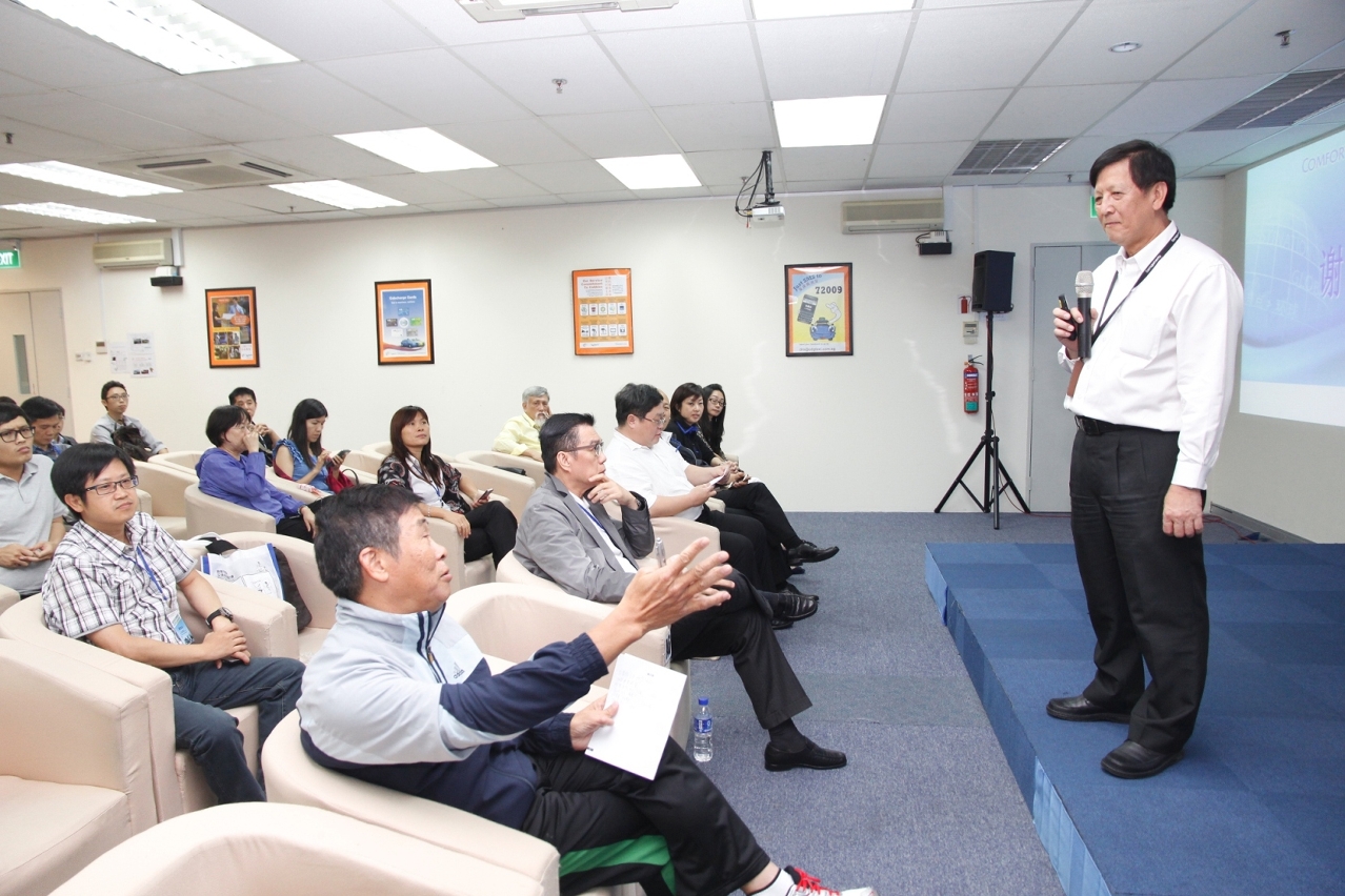 交諮會委員向當地的士公司瞭解行業運作情況