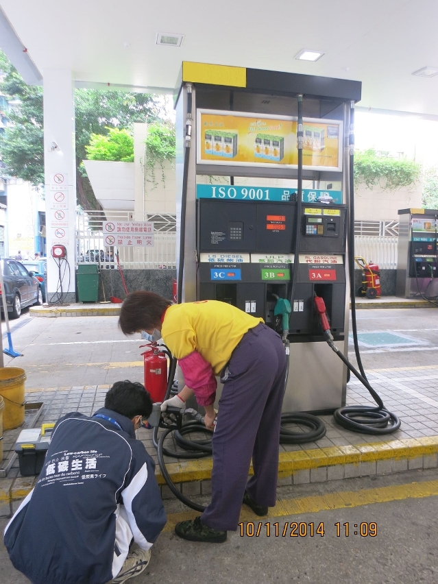 環保局人員抽取在澳門銷售的車用柴油，並送專業化驗室化驗。
