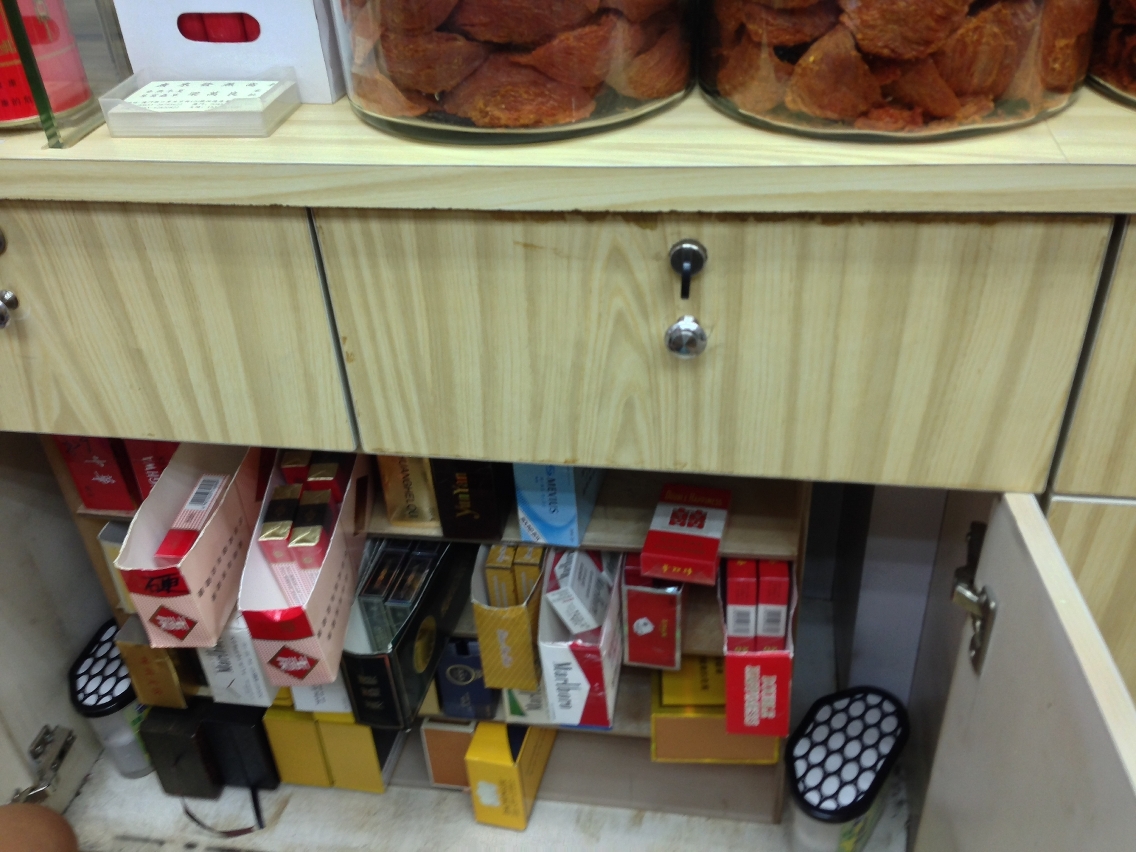 在店舖內搜獲收藏的香煙