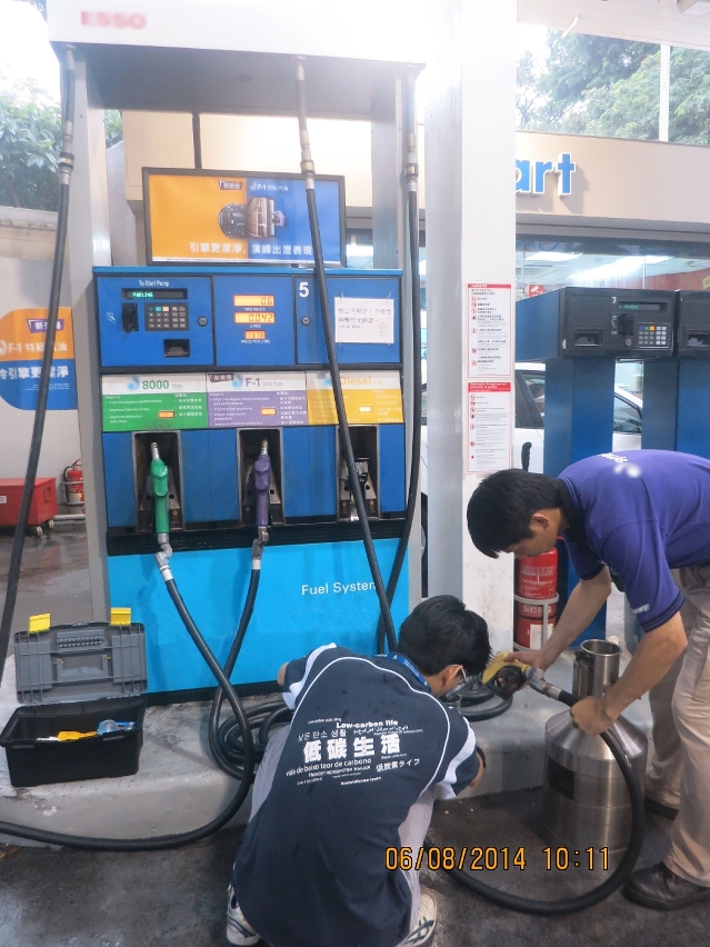 環保局人員抽取在澳門銷售的車用柴油，並送專業化驗室化驗。