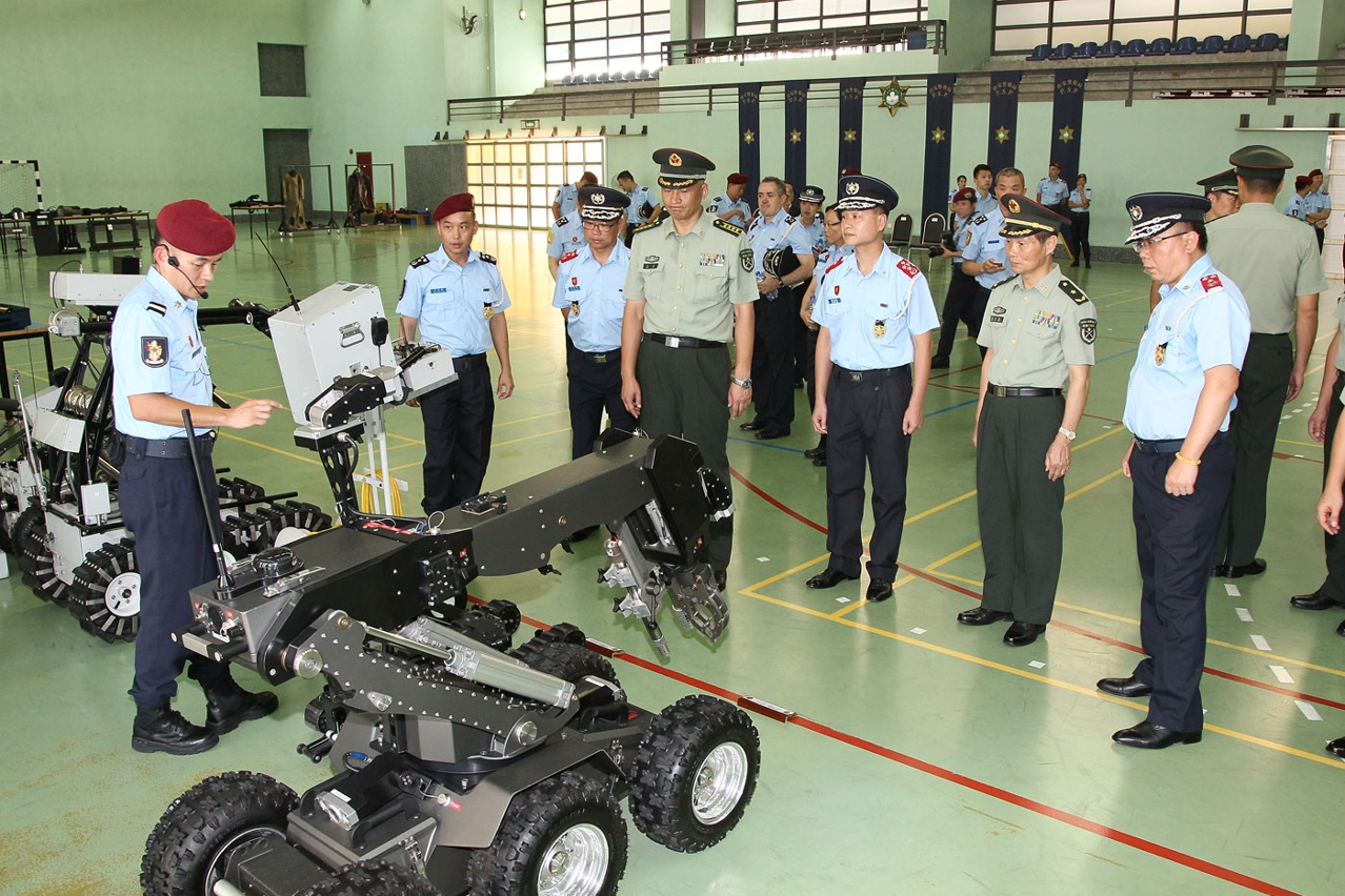 特警隊人員向解放軍駐澳部隊展示特種裝備