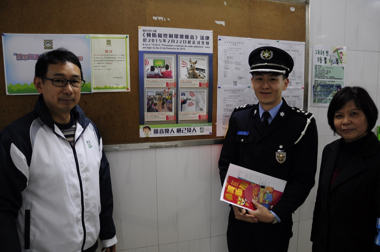 環境保護局繼續落區向市民及商戶派發宣傳單張及張貼海報。