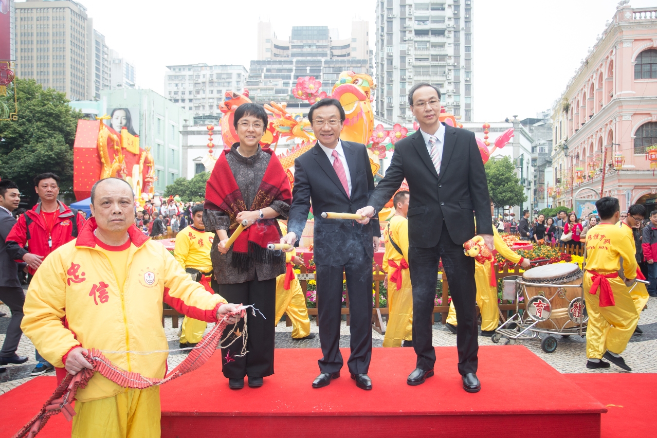 嘉賓在議事亭前地燃放炮竹