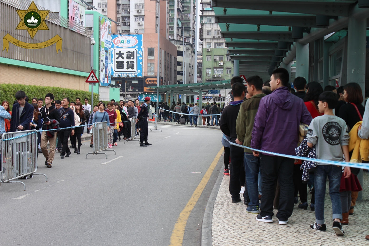 持警隊在關閘口岸周邊增人手維持秩序
