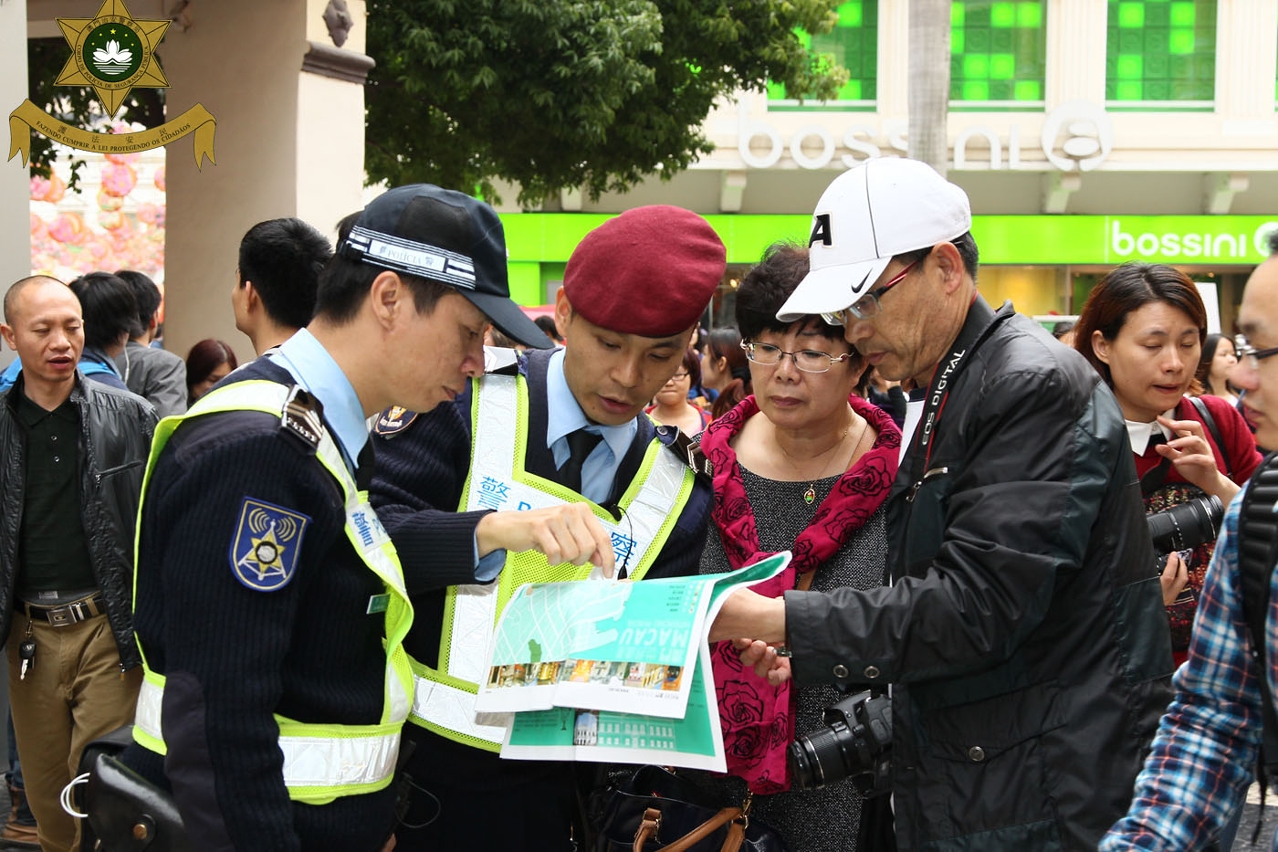 警員耐心為遊客指路
