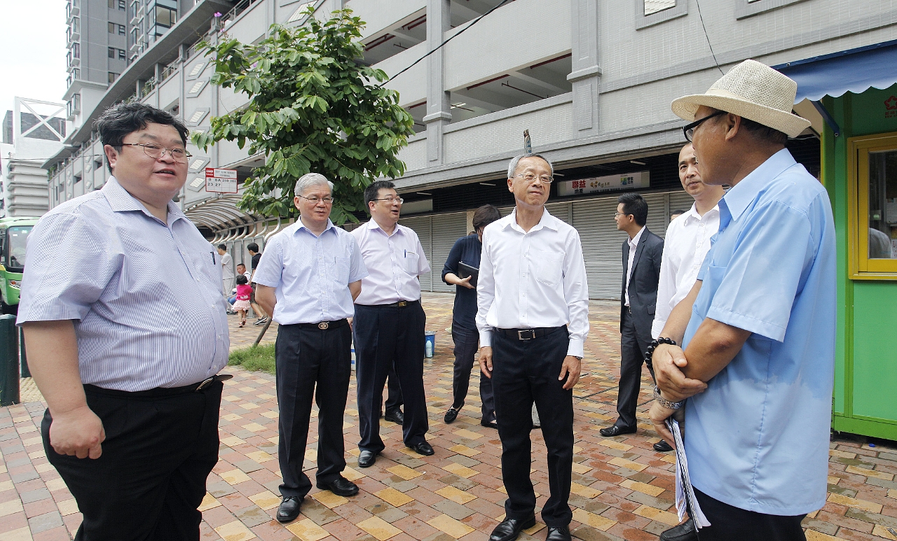 劉仕堯向新時代巴士站長了解運作情況