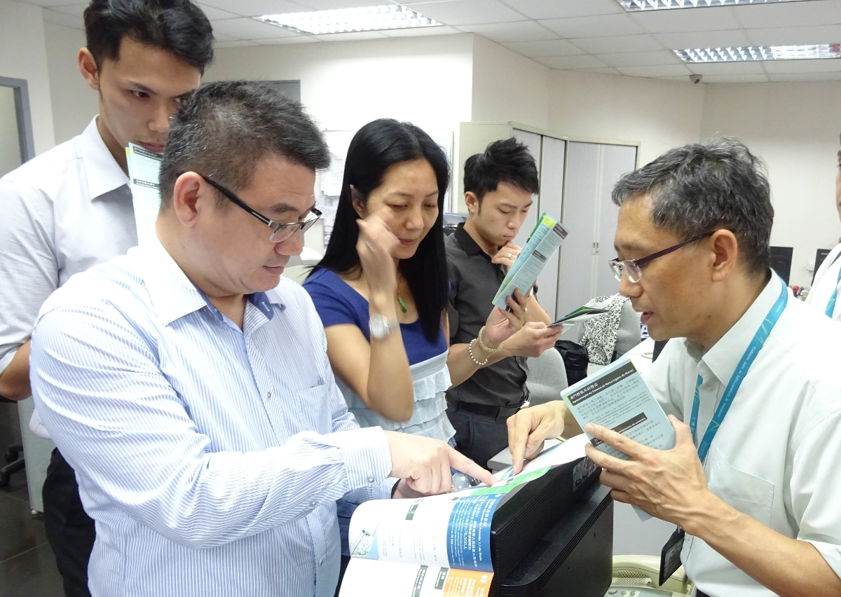 運建辦聯同跨部門代表主動走入社區，與居民商戶交流