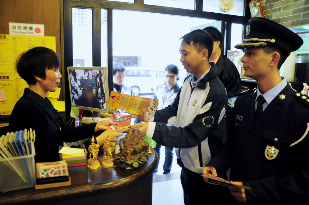 環境保護局聯同治安警察局落區宣傳新噪音法