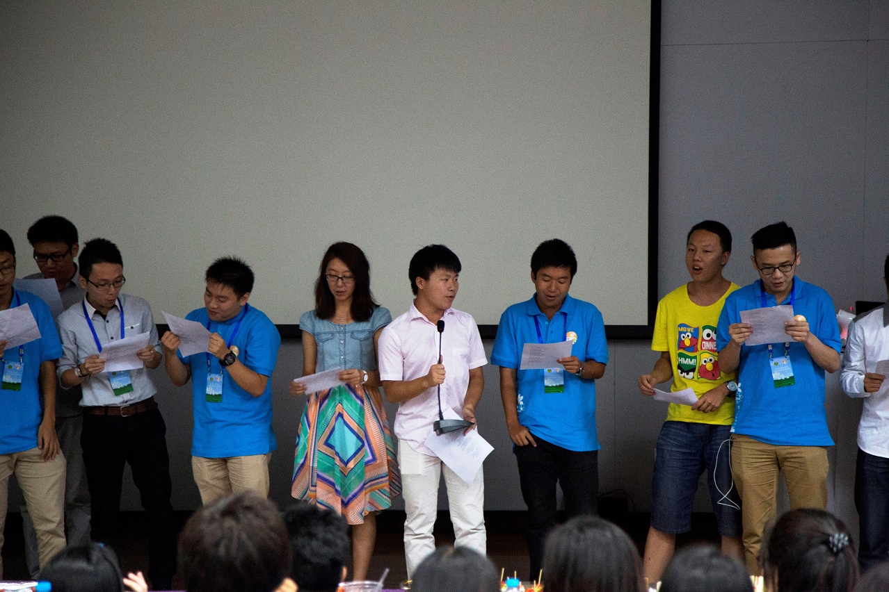 參觀清華大學期間，港澳學生與清華大學學生以歌交流，氣氛熱鬧。