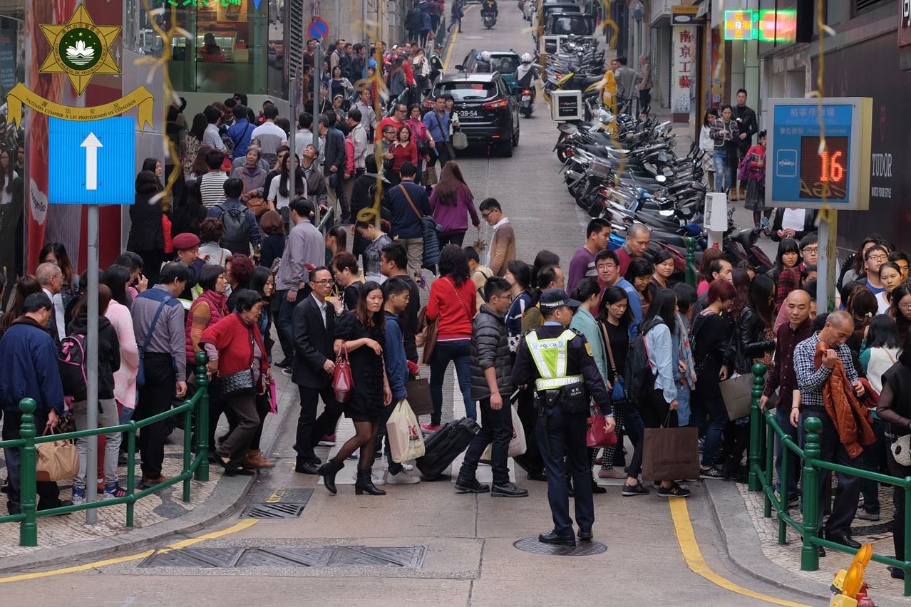 在匯豐銀行一側路口維持秩序