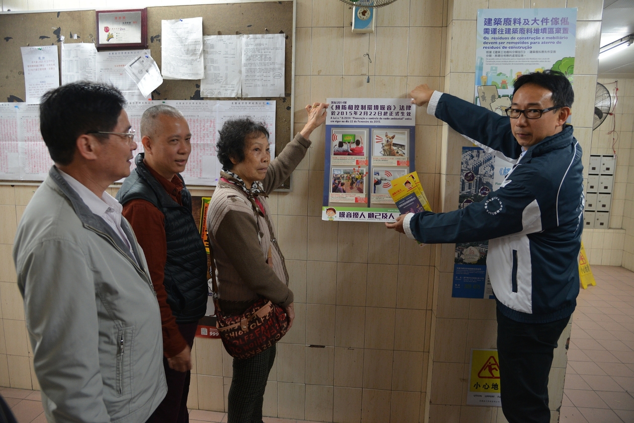 環境保護局代表及義工們向市民及商戶派發宣傳單張及張貼海報