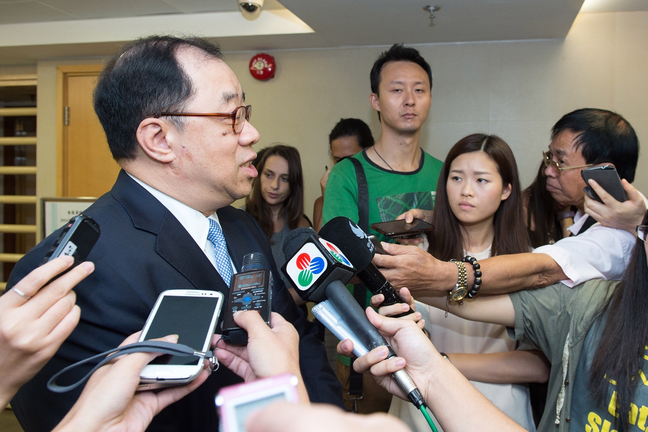 經濟財政司司長譚伯源會見傳媒