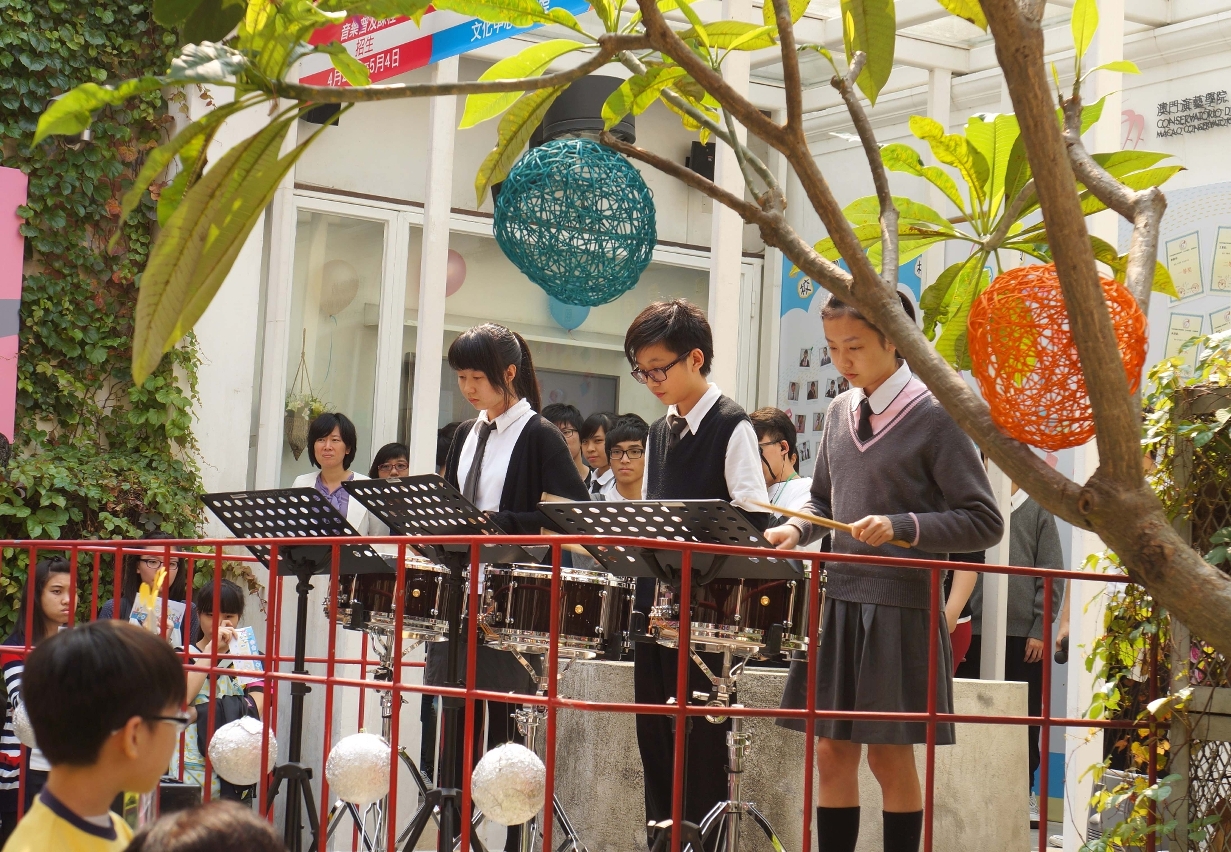 音樂學校花園化身舞台，展現教育成果。