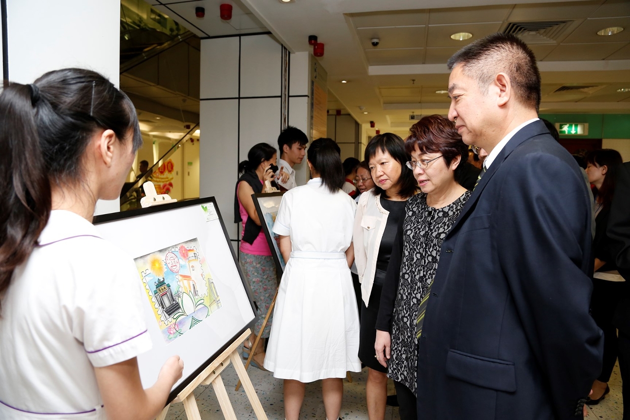 參觀展覽作品