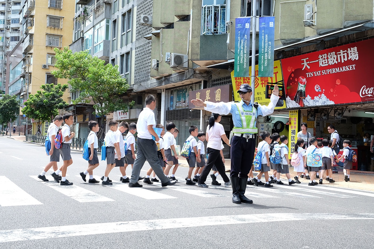 開課初期學童有序橫過馬路