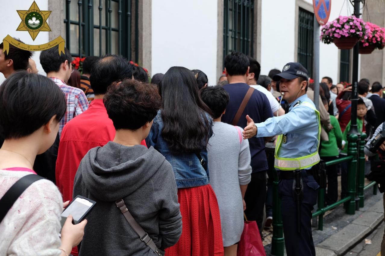 一級措施下警員指引行進方向