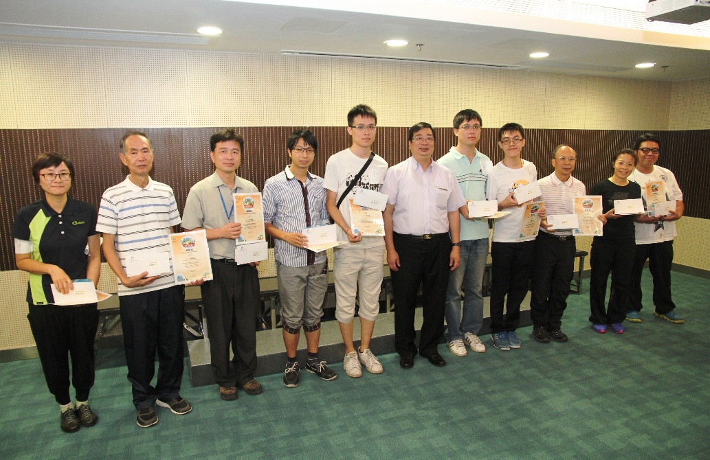 鄭岳威副局長向參與巴士服務評鑑制度調查工作之會友致送感謝狀