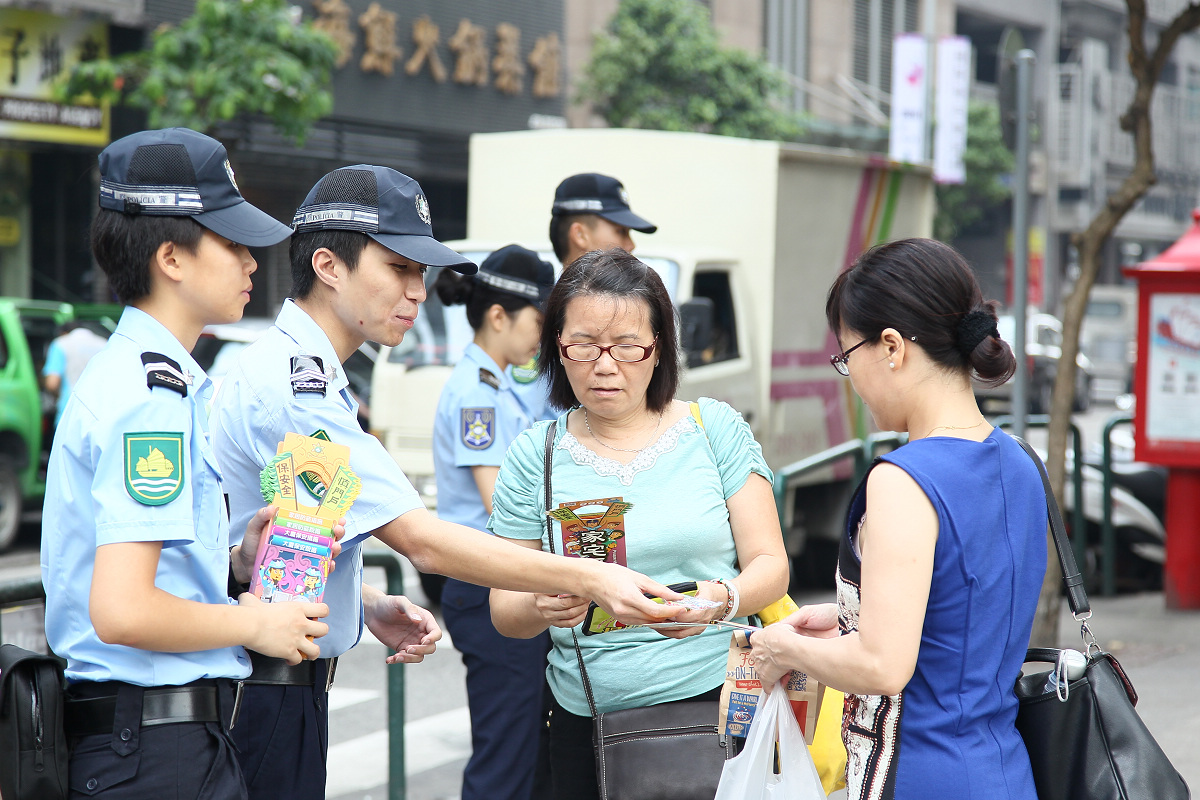 治安警在氹仔市區向居民派發防盜宣傳小冊子