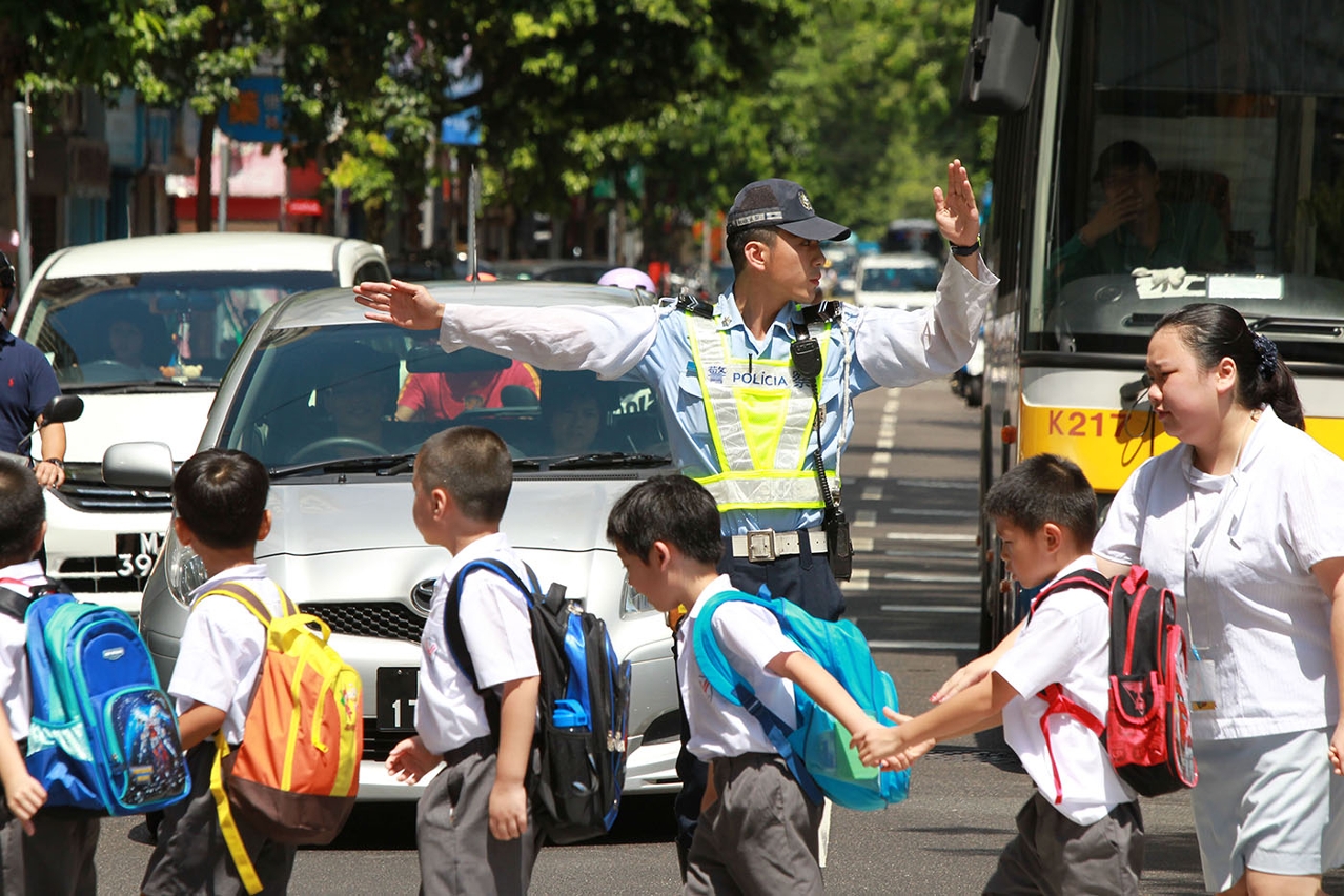 警方在開學階段加派人手疏導交通