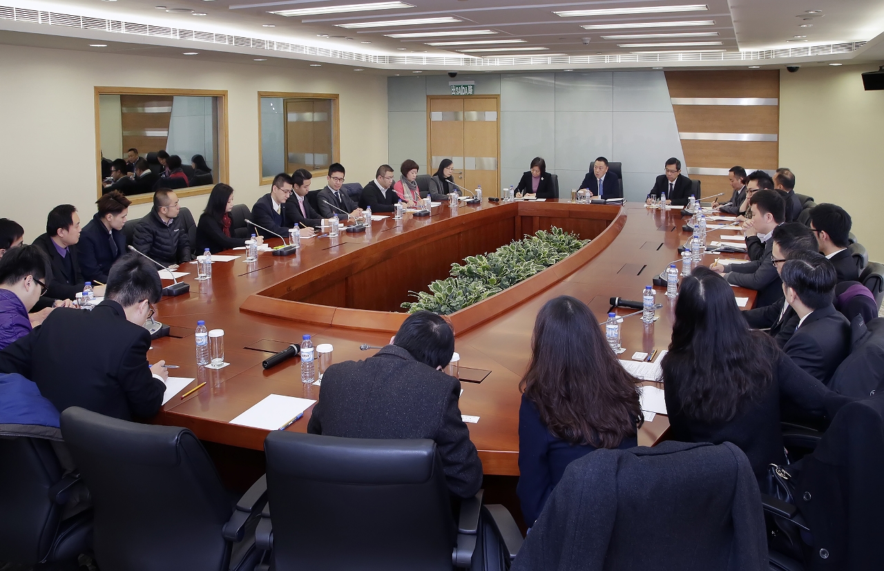 梁維特司長與14個青年團體負責人座談聽取青年創業的意見。