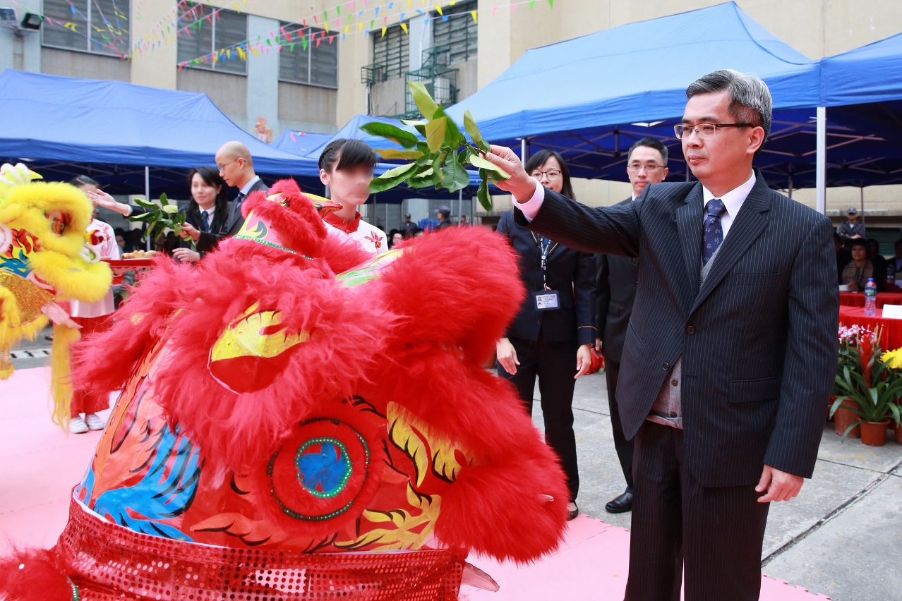 保安司司長黃少澤主持醒獅的點睛儀式
