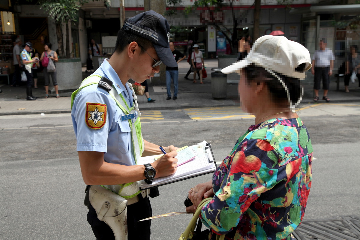 檢控斑馬線前違規駕駛者與行人