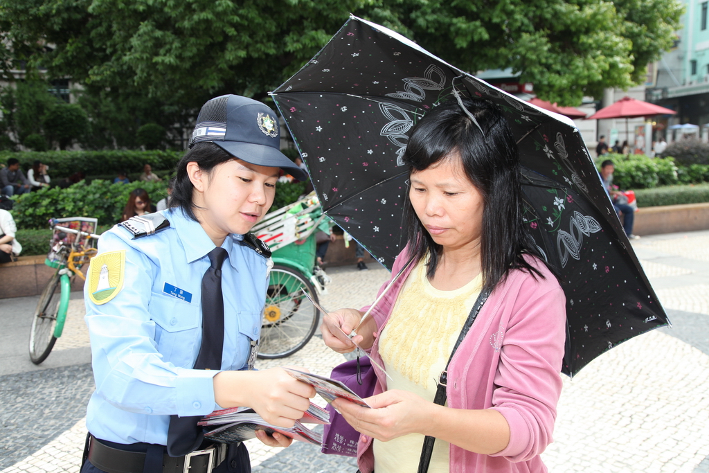 市民聆聽警員講解防扒
