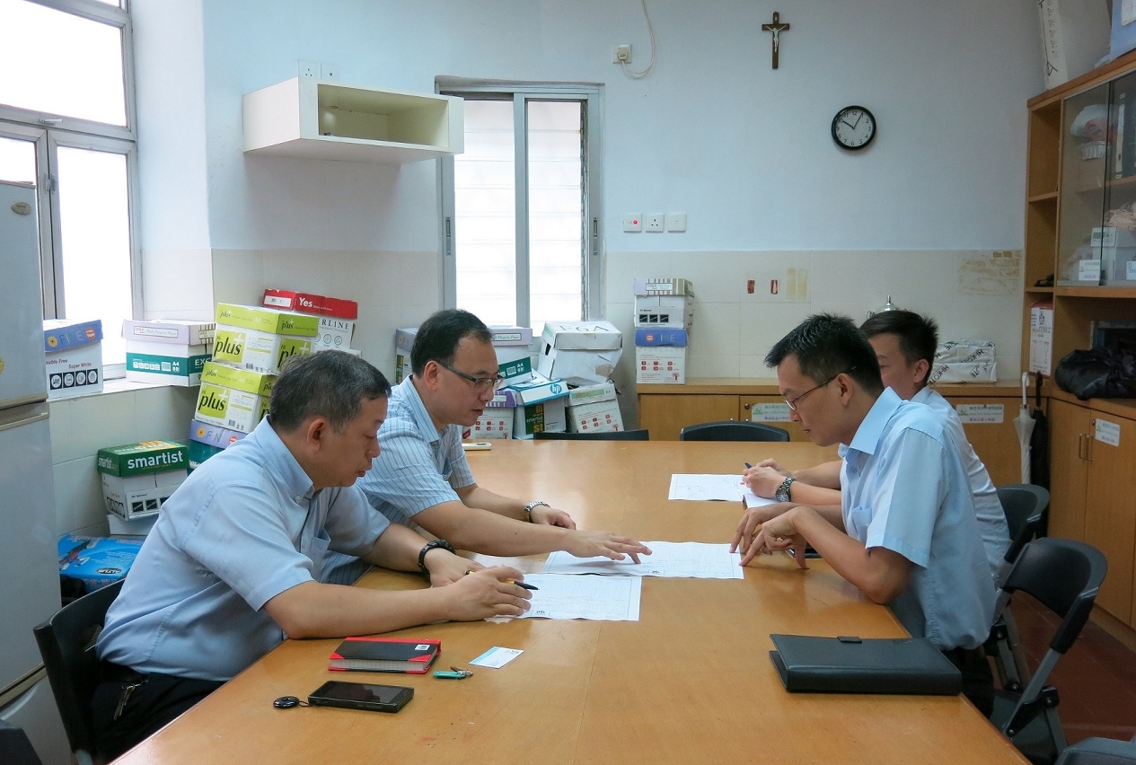 交通事務局道路工程處林志劍處長與向慈幼學校代表介紹學校周邊交通環境的優化措施