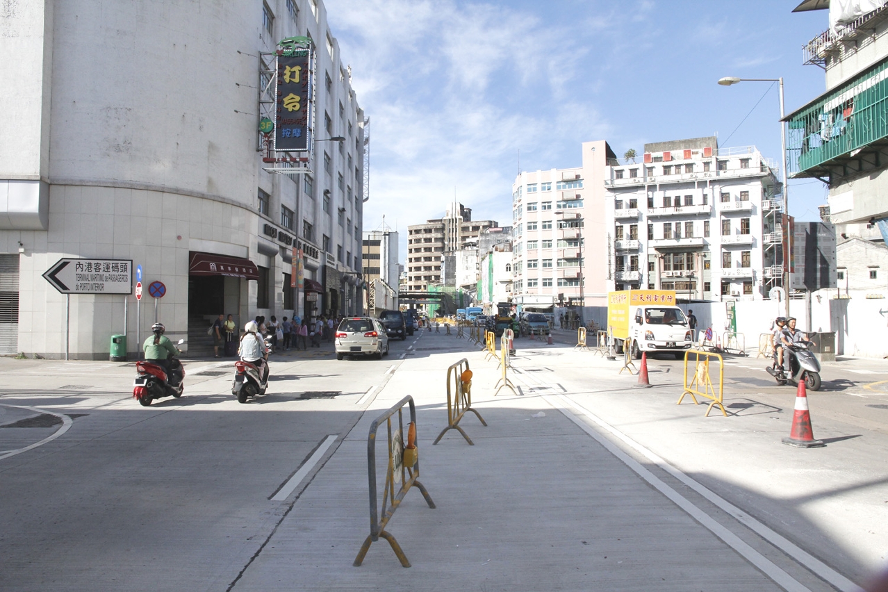 火船頭街重鋪路面工程已進入尾聲爭取周六前恢復交通