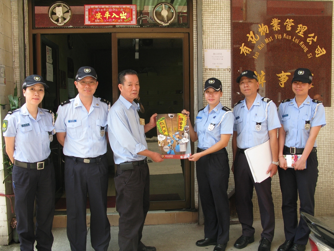 治安警各區警務主任常落區接觸市民