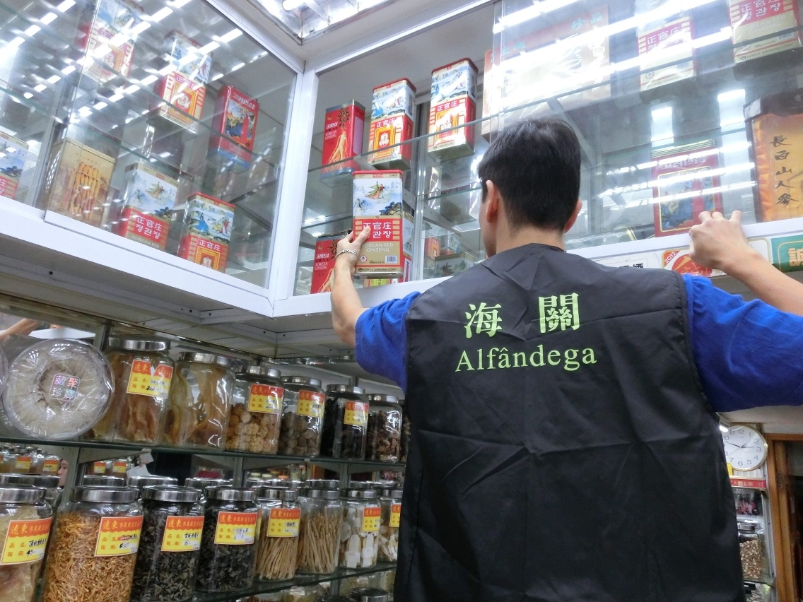 海關人員在涉案店舖巡查時發現侵權產品擺放的位置