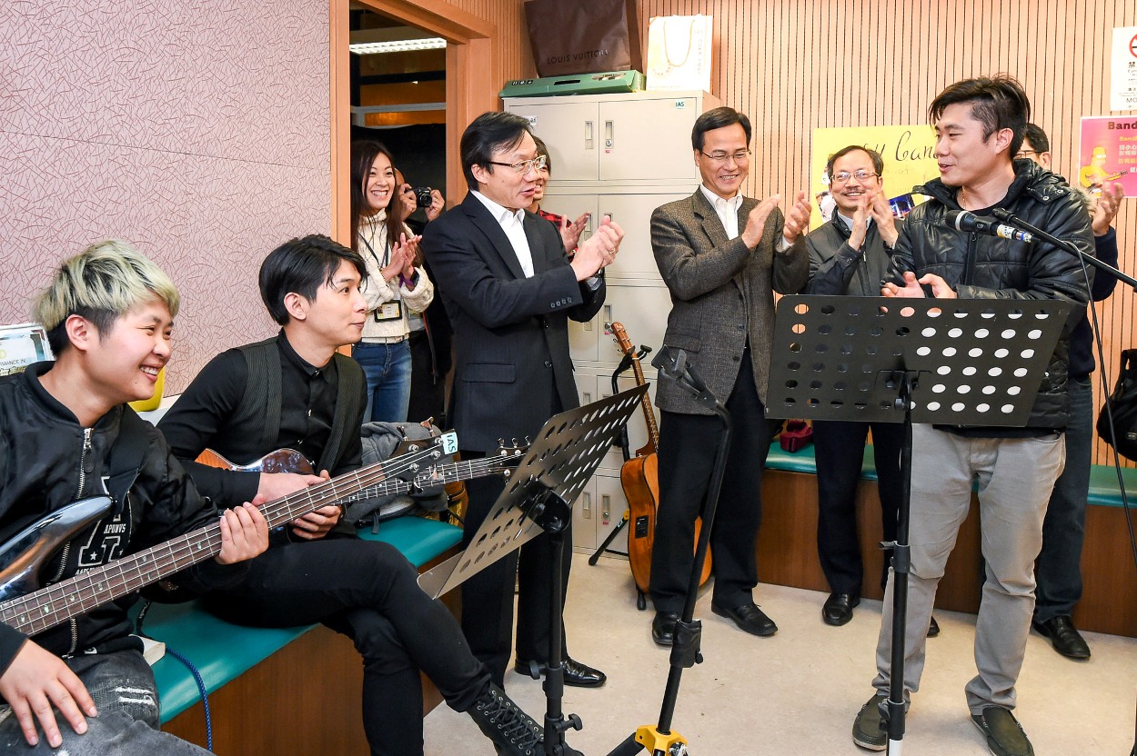 1.	譚俊榮在SY部落欣賞復康青年樂隊表演