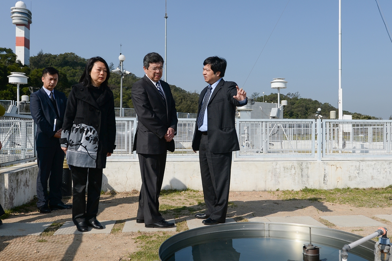 氣象局局長馮瑞權向羅立文司長介紹設施