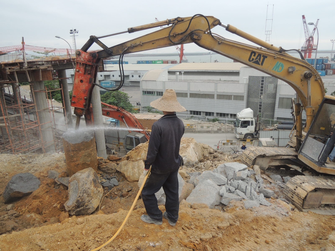 建設部門要求九澳隧道工程承建單位嚴格遵守工程指引，務必對工地進行灑水。