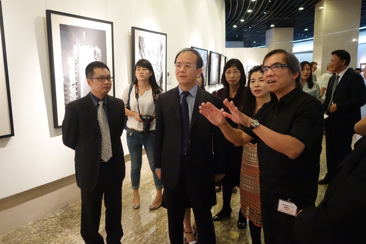 文化局組織參與是次展覽的部分藝術家赴北京出席開幕式