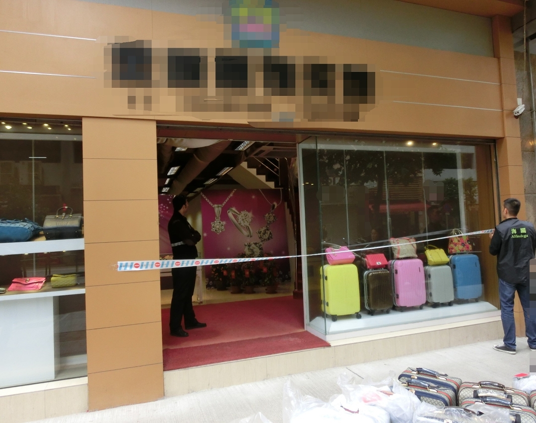 海關堅守主動警務理念，全力遏止消費旅遊店舖售賣侵權物品。
