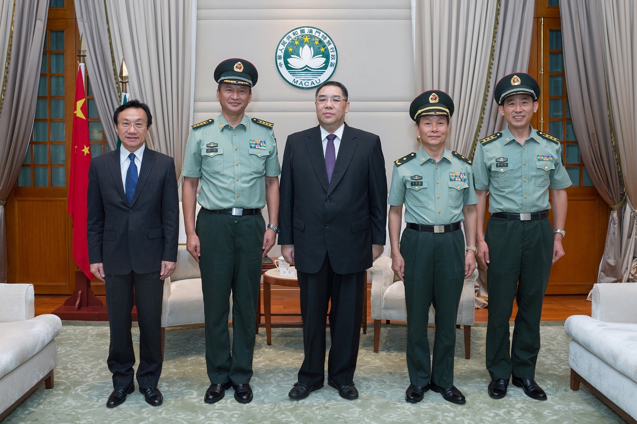 行政長官崔世安與中國人民解放軍駐澳部隊新任司令員王文大校(左二)會面