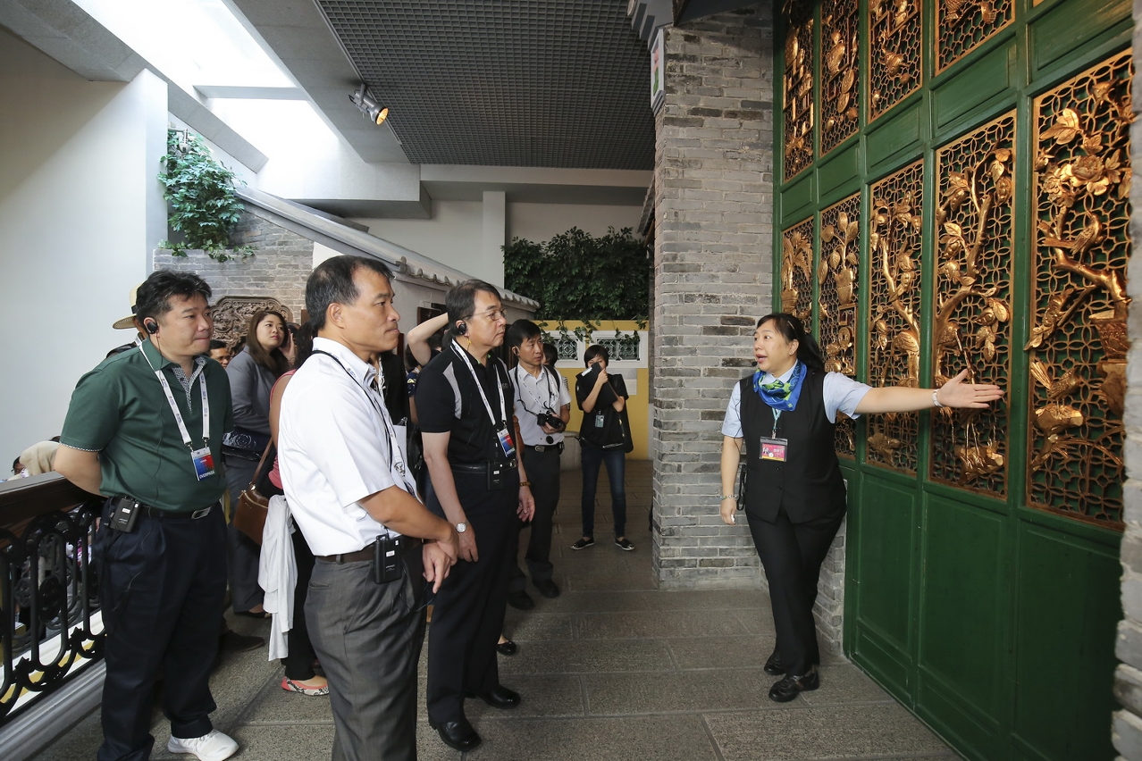 導賞人員向各與會代表介紹澳門博物館內的展示品