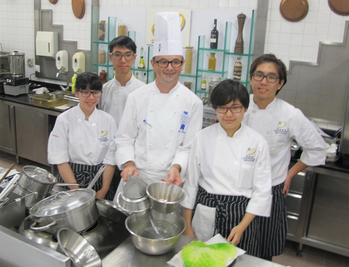巴黎藍帶國際廚藝學校廚師長Philippe Clergue 與旅遊學院學生助手合照