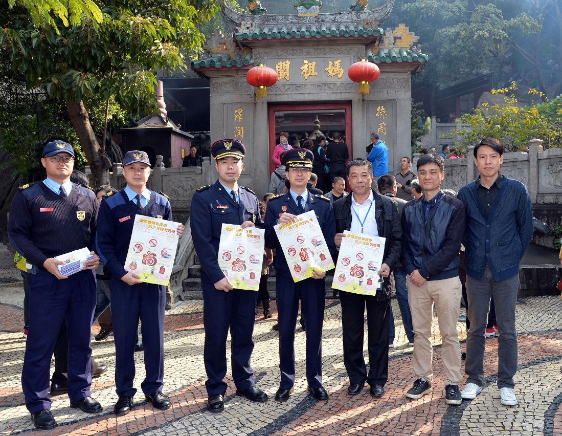 巡察期間兩局人員檢查廟宇各處的防火設施。
