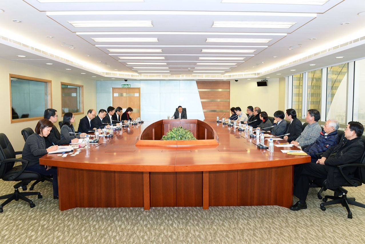 經濟財政司梁維特司長與本澳油商業界舉行會議，通報政府即將採取的措施。