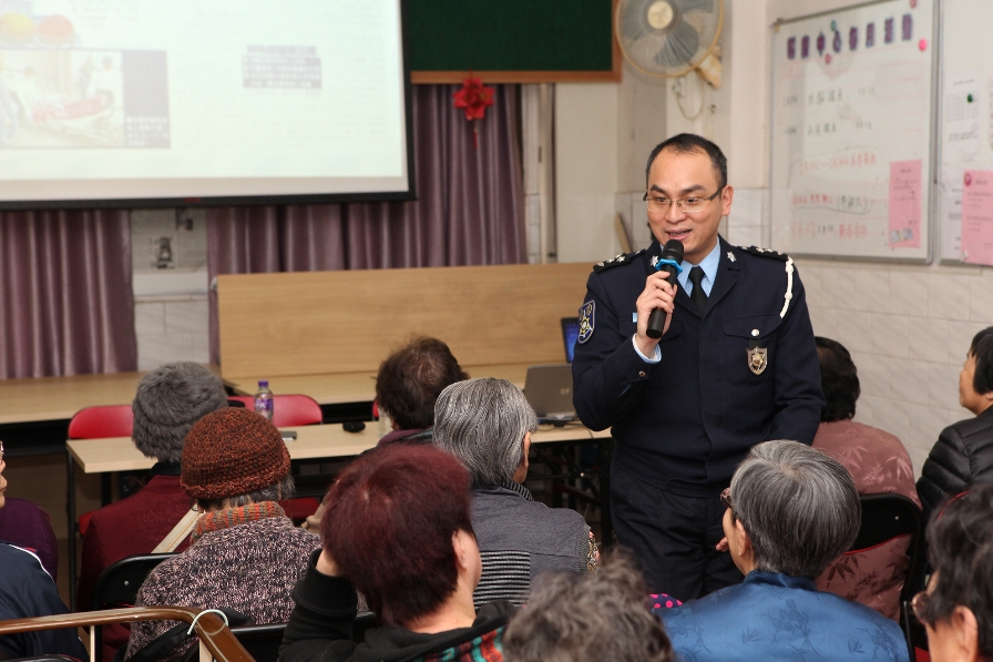 冬防期警官向長者宣防盜