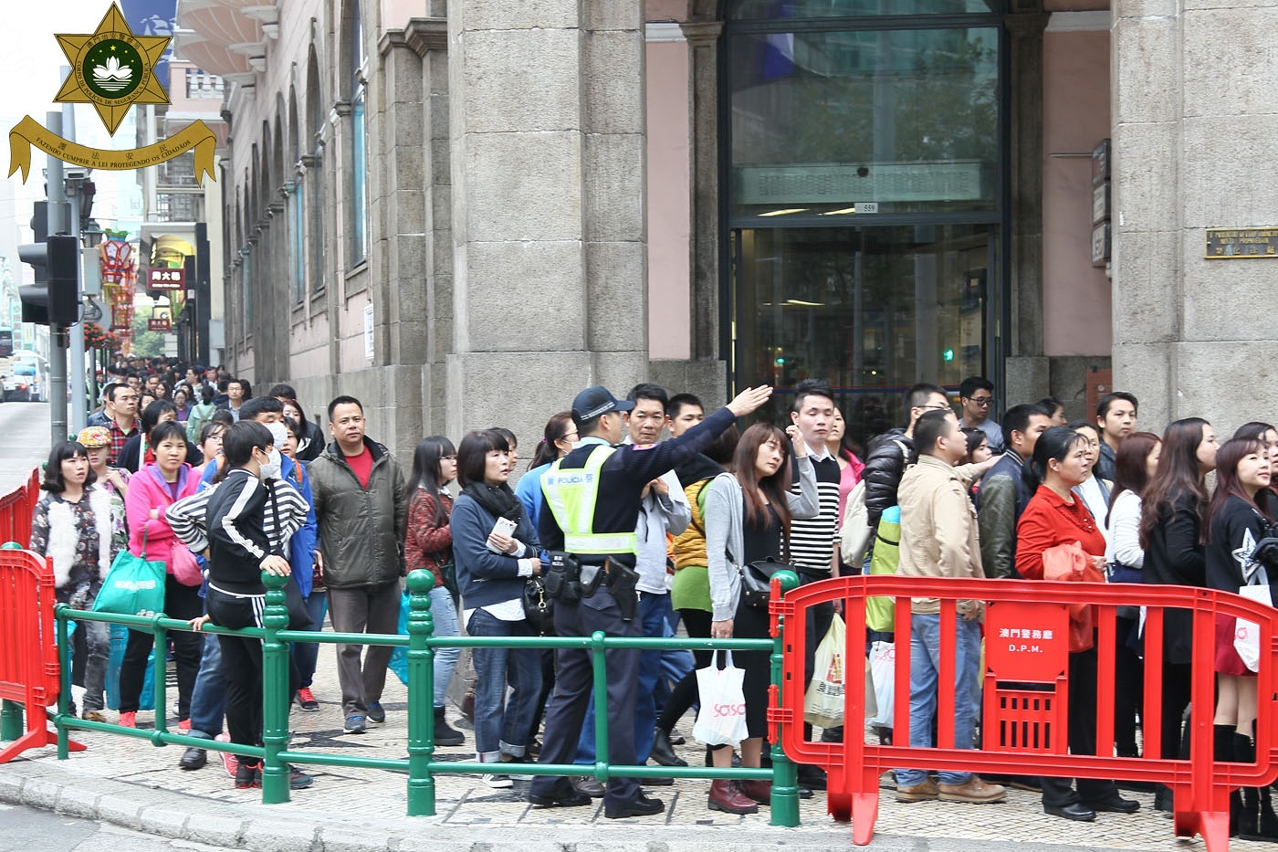 南灣大馬路警員指示向前行進