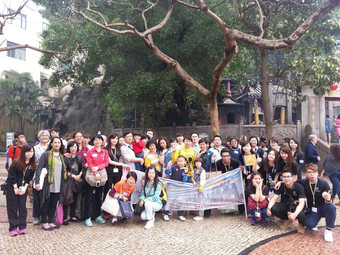 學院旅遊企業管理學士課程二年級學生與參與的旅客及市民合照