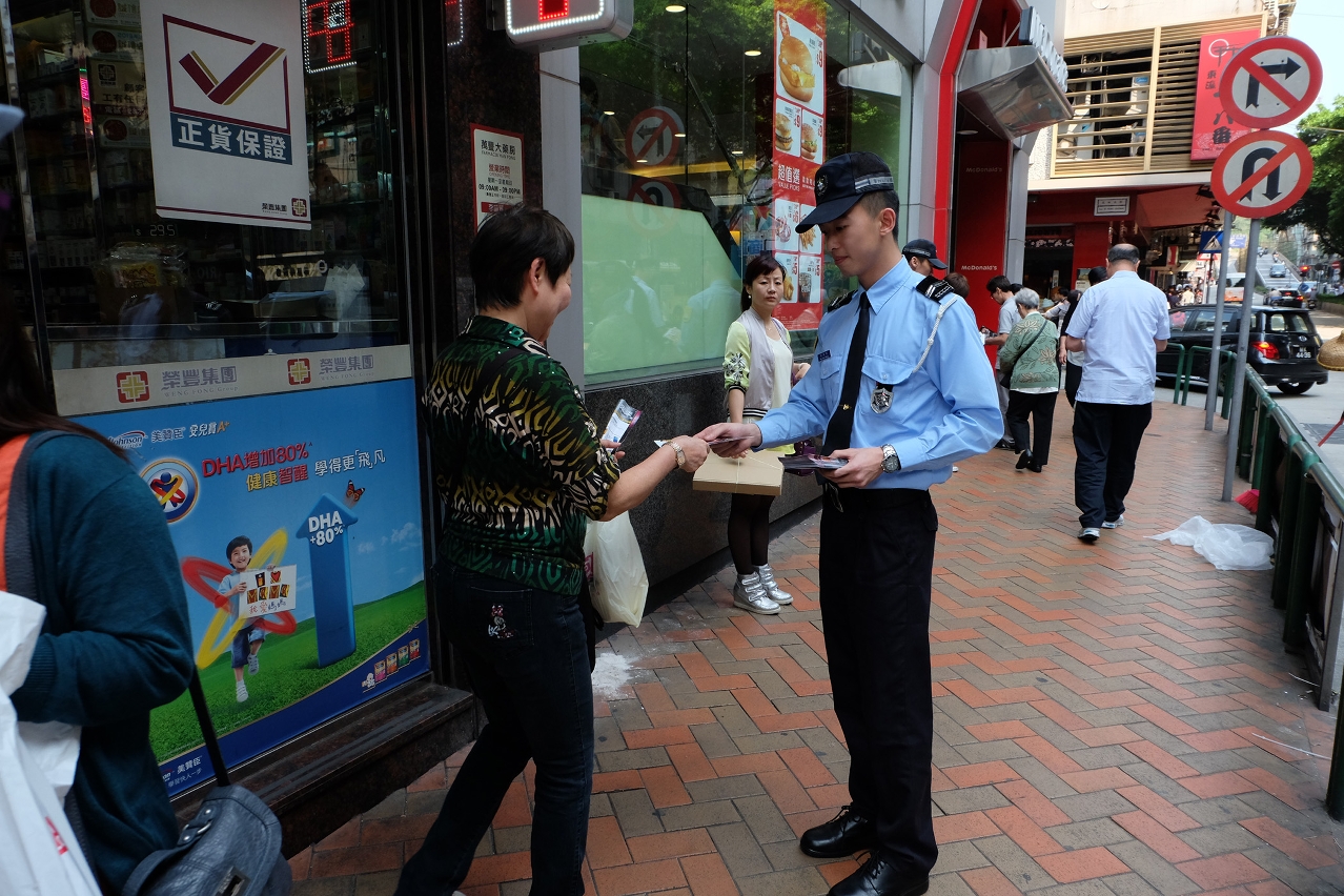 治安警在全澳各區持續進行防罪宣傳