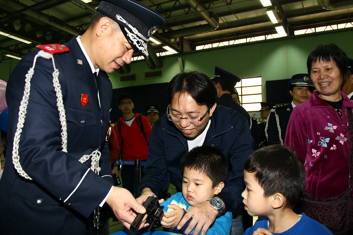 治安警察局局長與民同樂