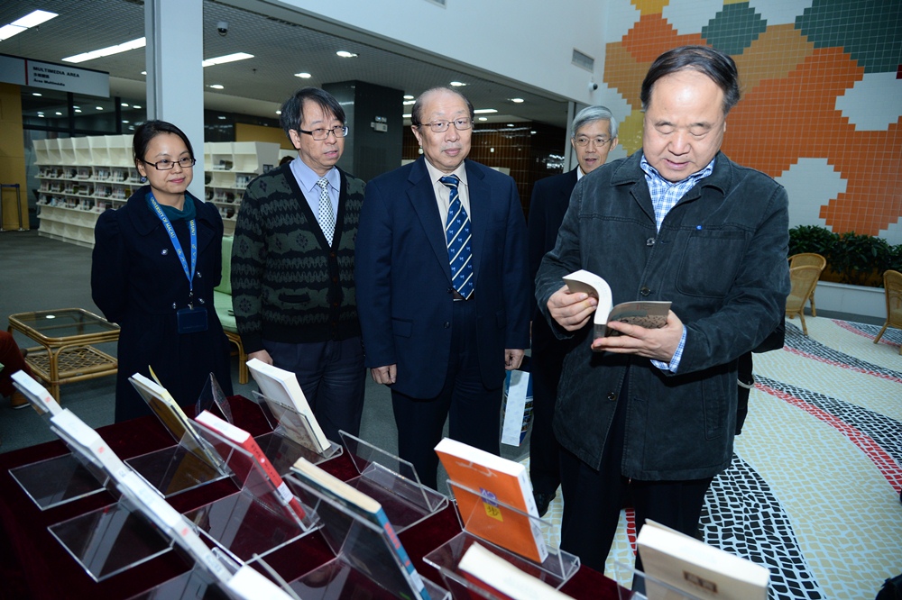 莫言參觀澳大圖書館的莫言書展