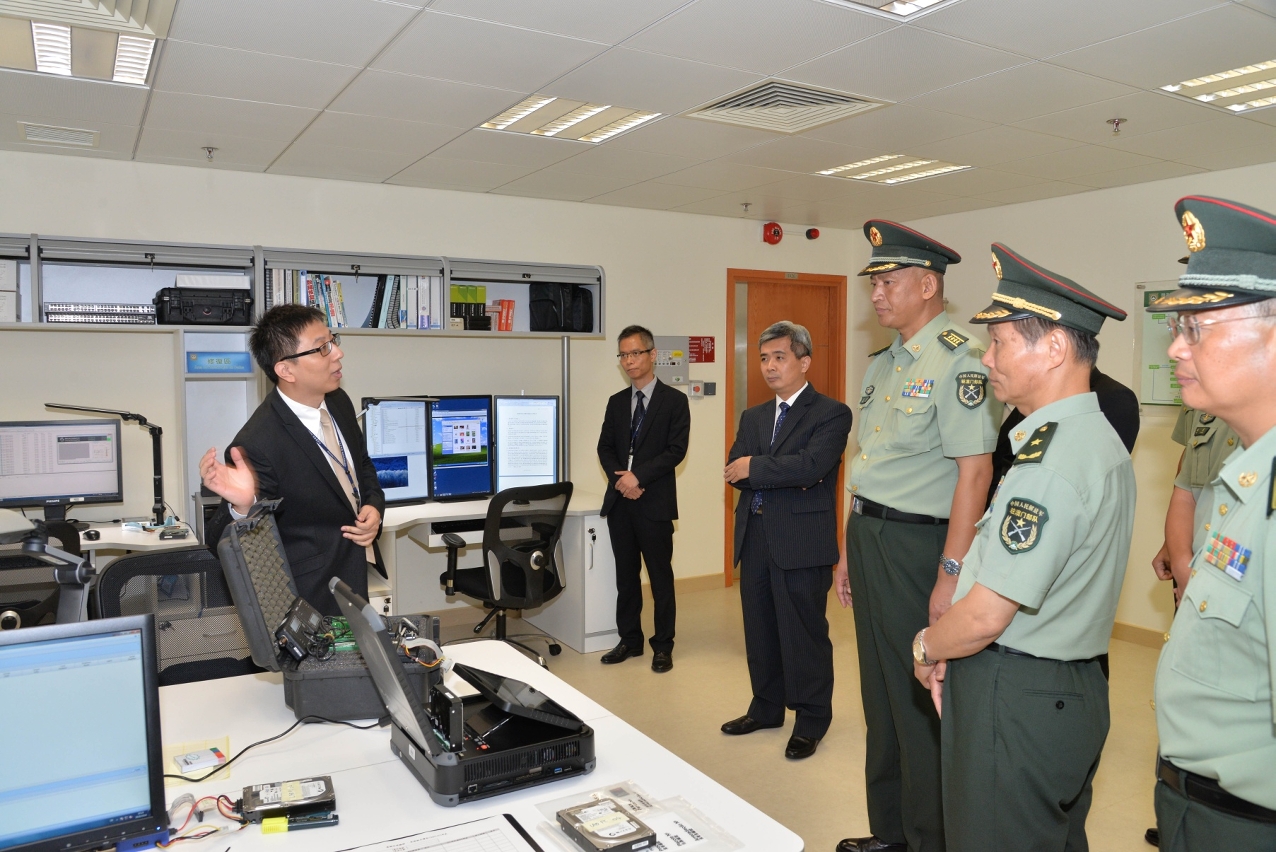 解放軍駐澳部隊人員參觀司法警察局電腦法證處